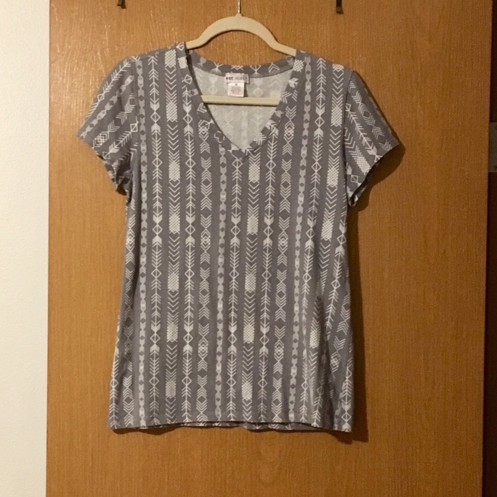 🎈Wet Seal V-neck Tee